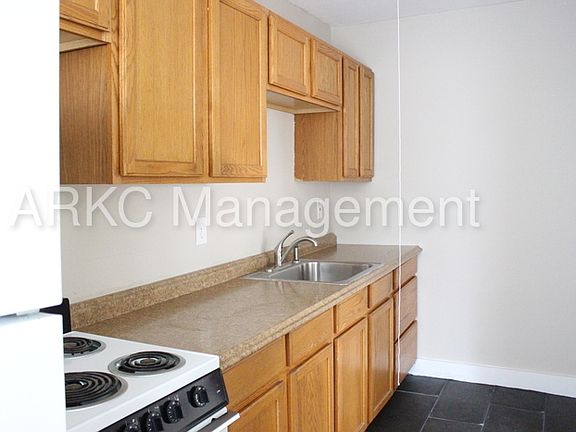 3rd image of 3416 Wyandotte St APT 02