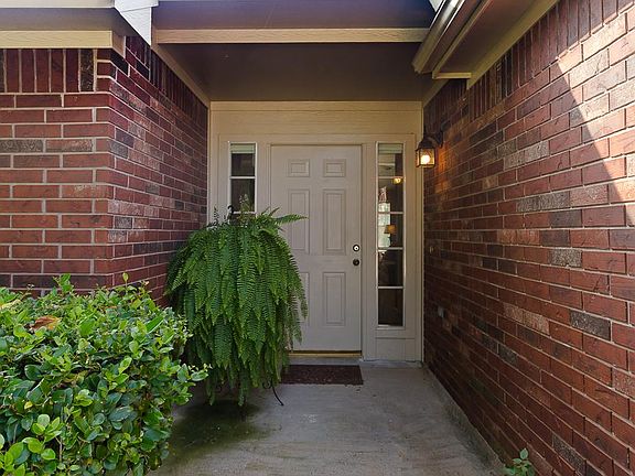 Inviting walk way up to the front door.