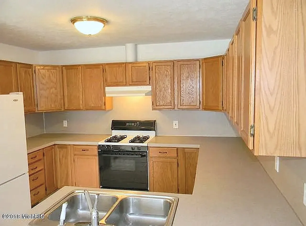 5 bed, 2.5 bath, 1760 sqft, $3,500 — Photo 3