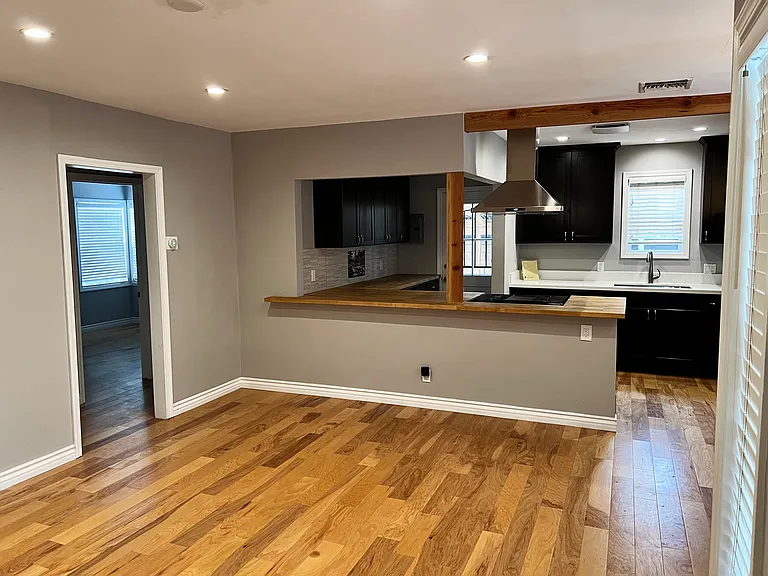 7019 Jamieson Ave — Photo 6