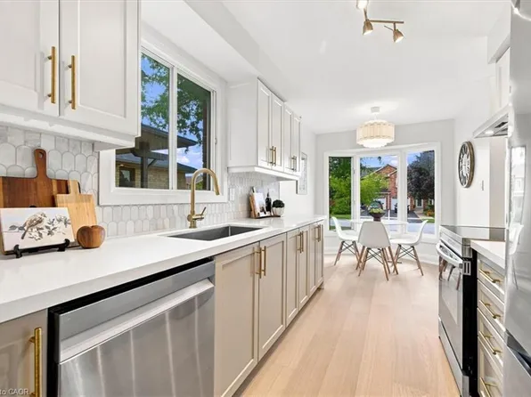 2020 Chrisdon Rd, Burlington, ON L7M 3W8