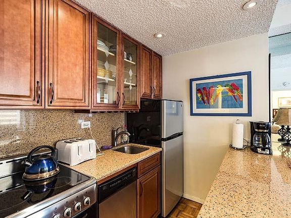 5th image of 150 W 51st St APT 1526