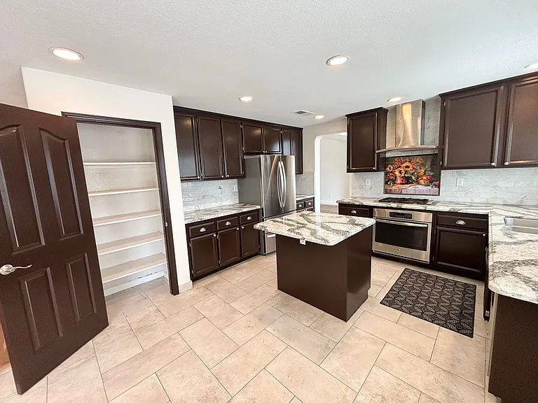 979 Seabough Ct — Photo 3