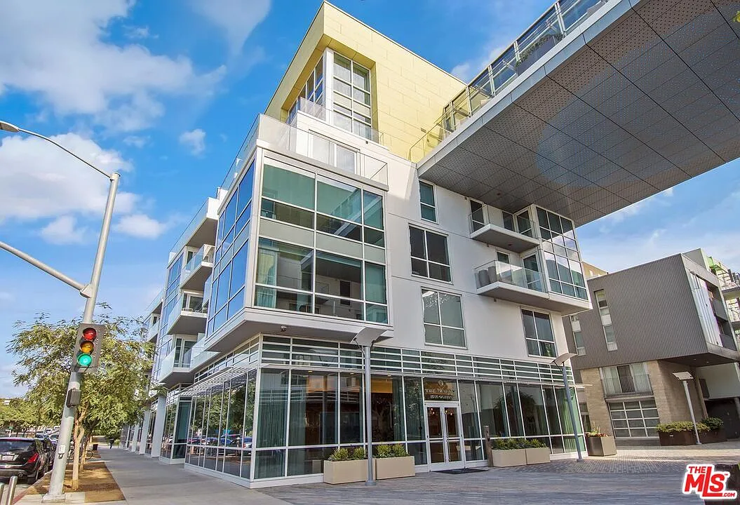 1 bed, 1.5 bath, 1163 sqft, $5,900 — Photo 3
