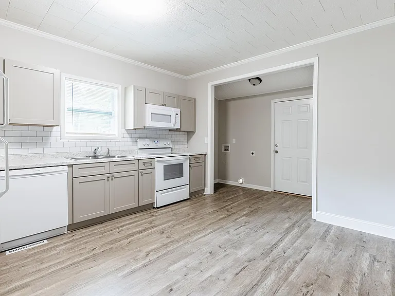 8 A St — Photo 12