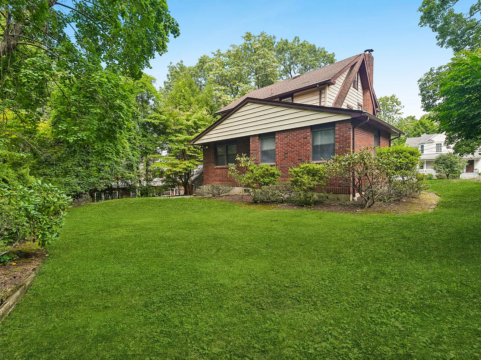 4 bed, 2.5 bath, 2219 sqft, $6,500 — Photo 2