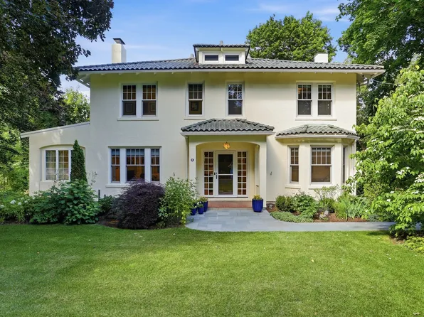 6 Oakmount Cir, Lexington, MA 02420