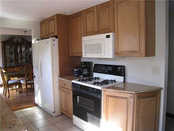 5th image of 18 Schimwood Dr