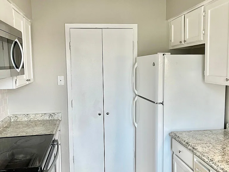 837 Woodland Ct — Photo 9