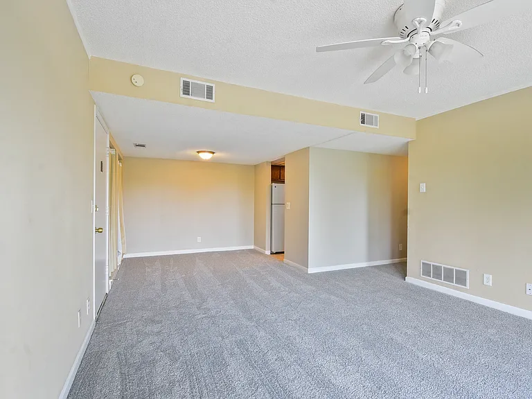 40 Club House Dr #207 — Photo 6