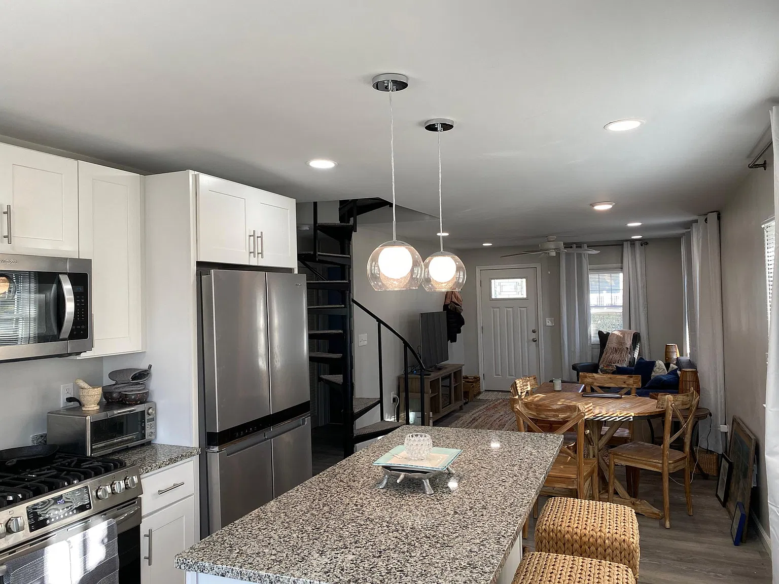 1 W Beach St — Photo 3