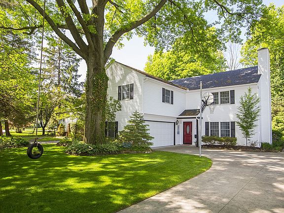 4th image of 92 Rosewood Dr