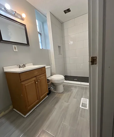 1043 S Jackson St — Photo 6