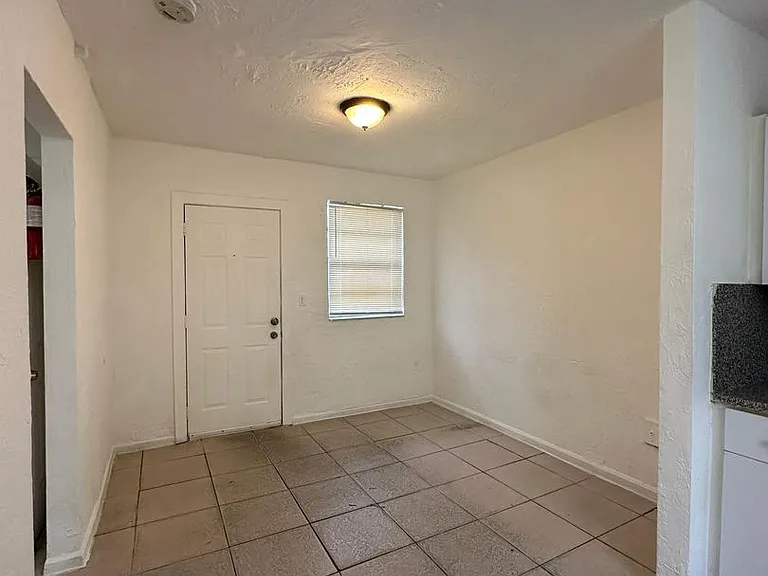 180 NW 17th St — Photo 3