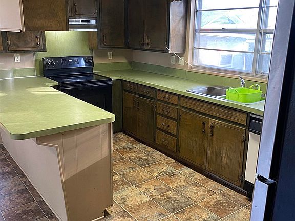 3rd image of 708 Cherry Ln