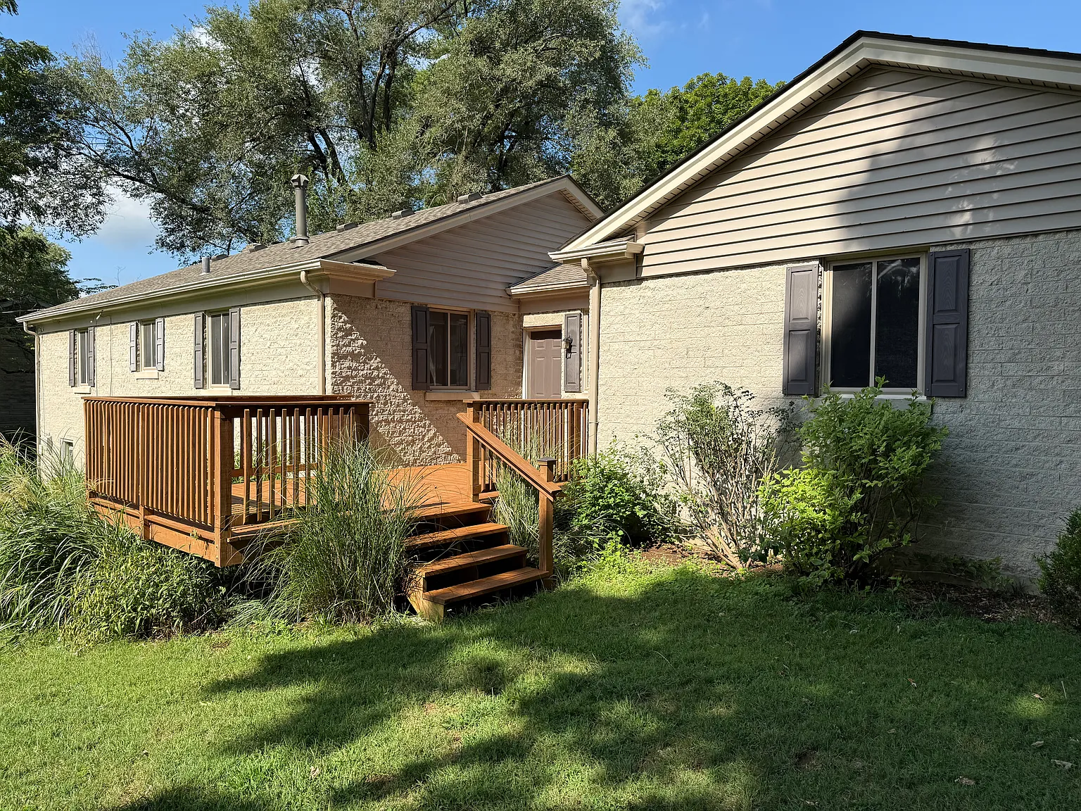 3 bed, 2800 sqft, $1,950 — Photo 2