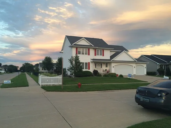 105 17th Avenue Ct, Hiawatha, IA 52233
