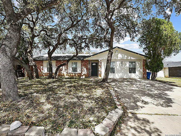 3815 Pipers Crst — Photo 1