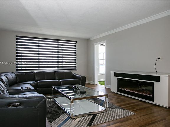 4th image of 1150 NE 191st St APT C32
