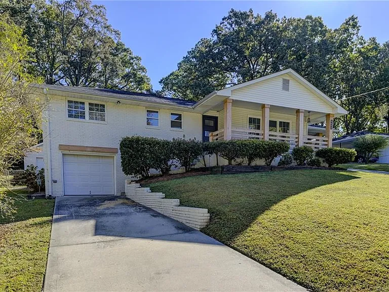 2325 Elmwood Cir SE — Photo 3