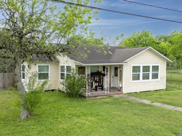 704 Maple St, Yoakum, TX 77995