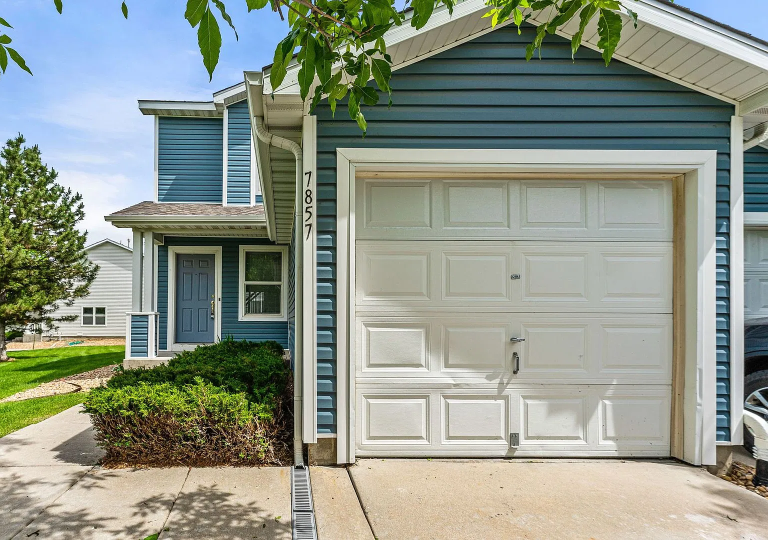 End-unit townhome in Cherry Creek School District with private yard — Photo 4