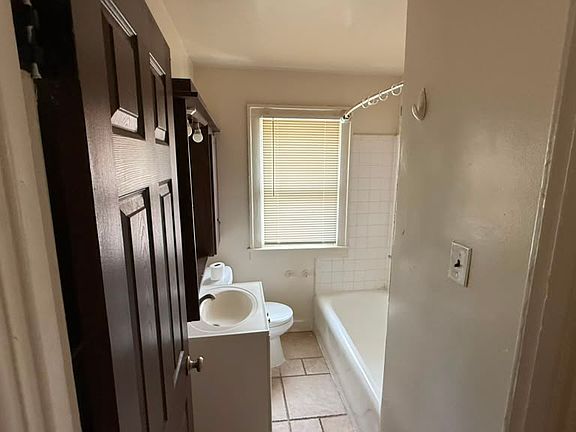 4th image of 1038 Washington St