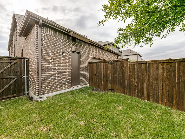 17660 Sequoia Dr — Photo 23