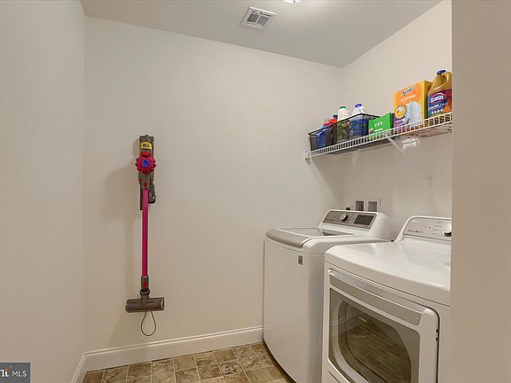 2nd image of 3204 Greenwood Way