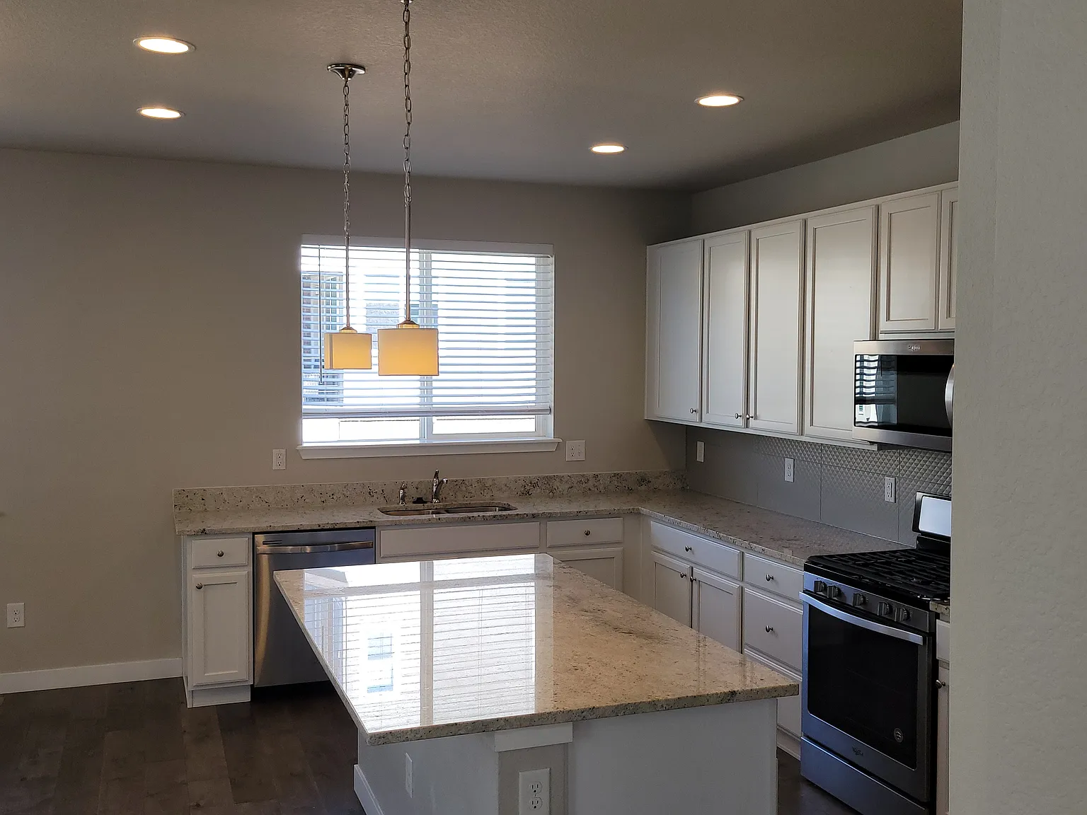 3 bed, 1812 sqft, $2,990 — Photo 4