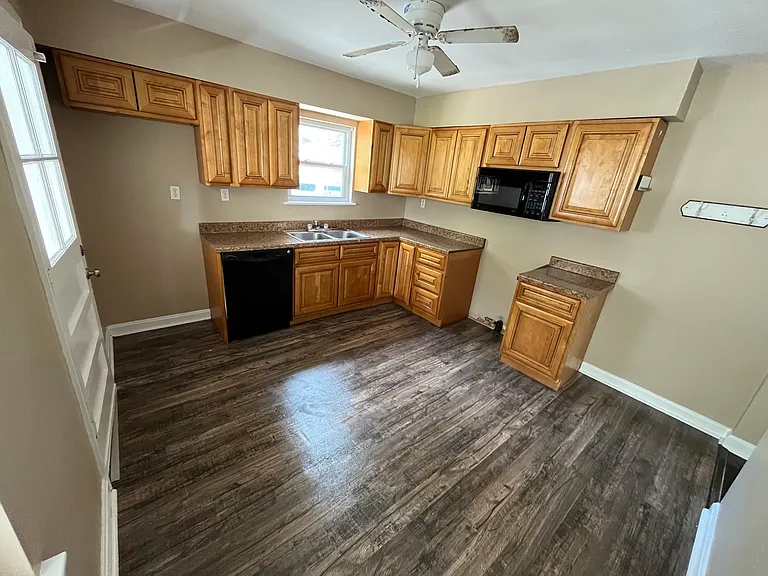 11706 Maple Way — Photo 2