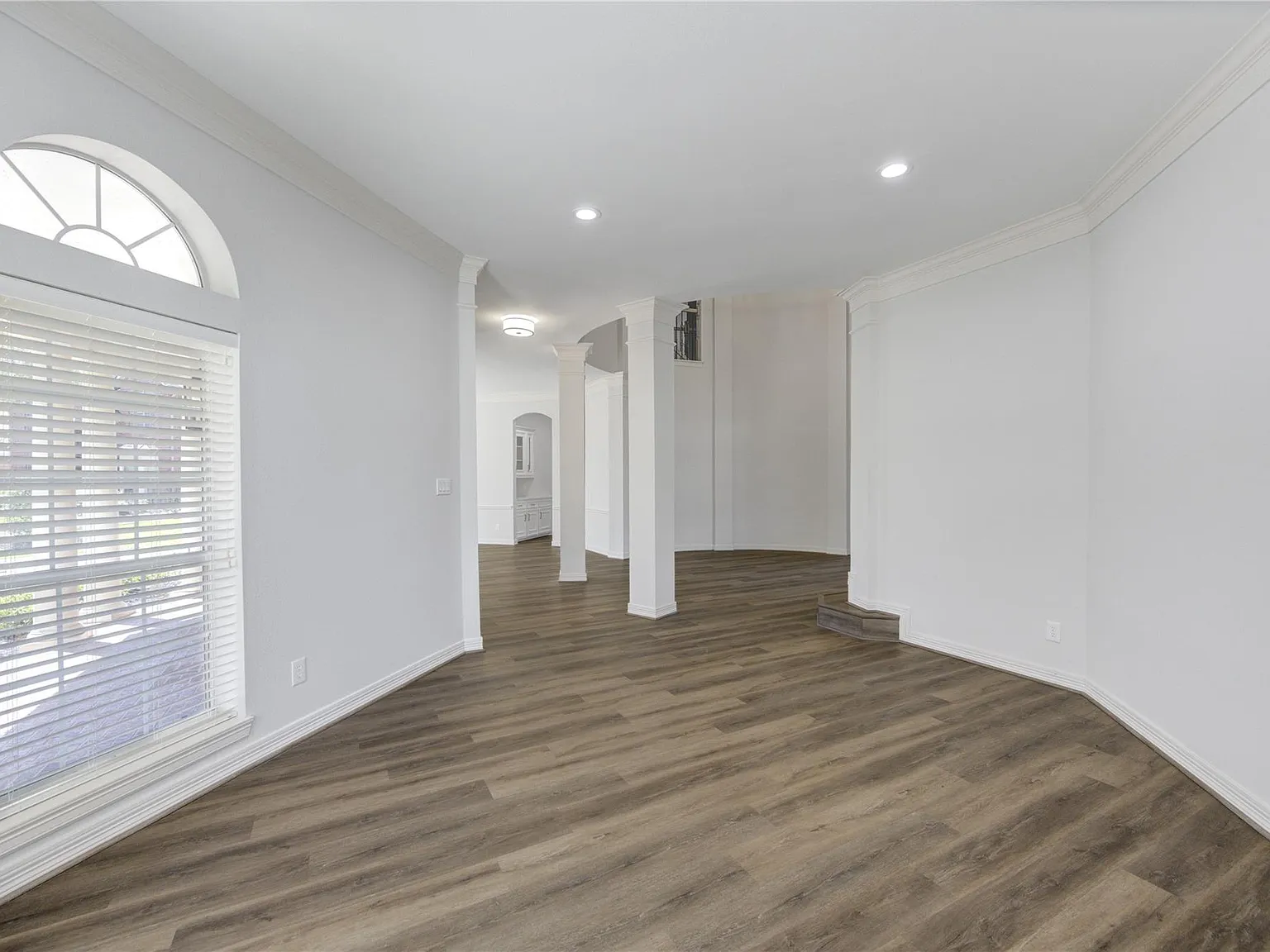 5 bed, 4.5 bath, 5876 sqft, $6,300 — Photo 4