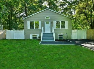 67 W Bartlett Rd, Middle Island, NY 11953