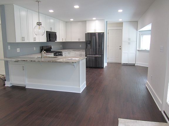 Gourmet eat-in kitchen