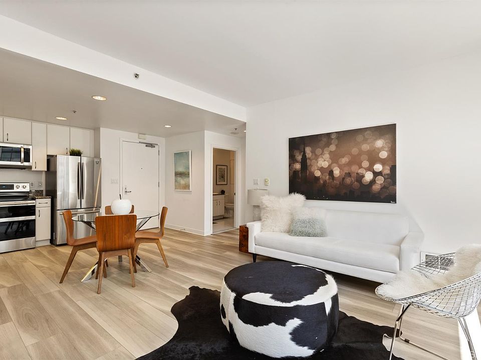 1st image of 260 King St Unit 525