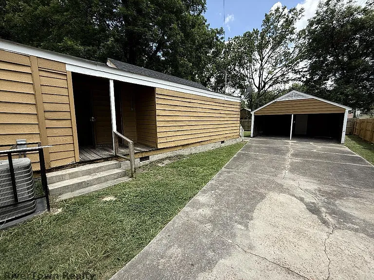2677 Larose Ave — Photo 4