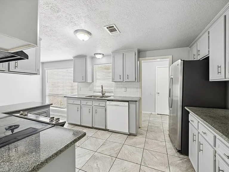 2110 Gray Falls Dr — Photo 11