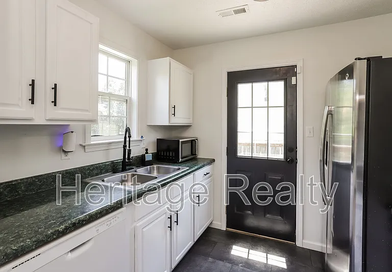 2574 Kenilworth Ln — Photo 3