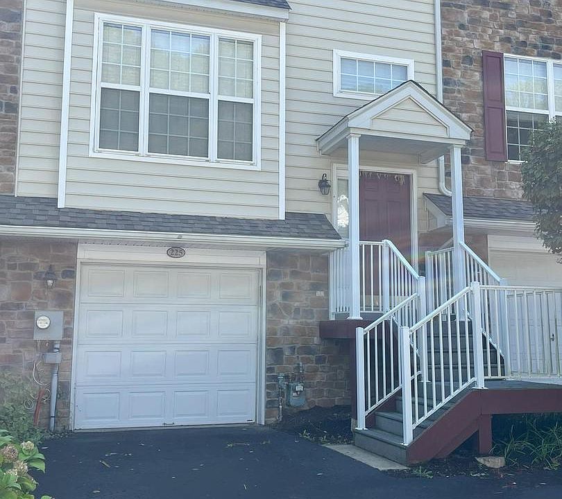 1st image of 225 Yorktown Ct