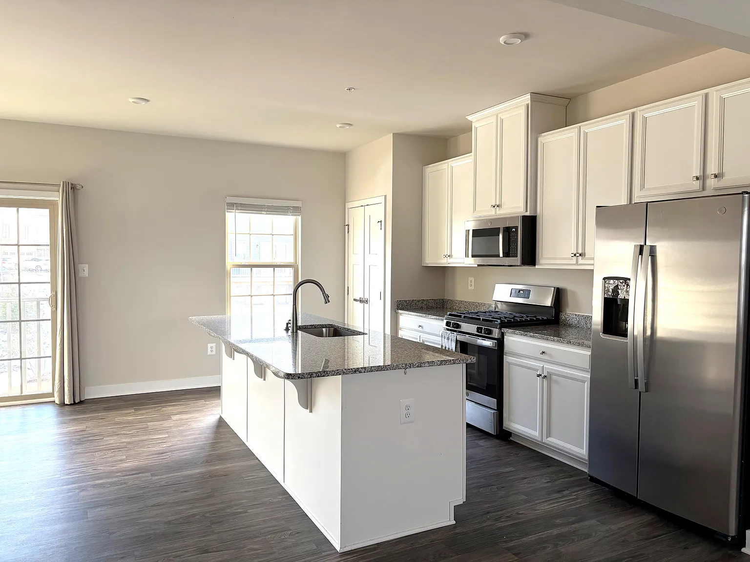 3 bed, 2200 sqft, $3,150 — Photo 2