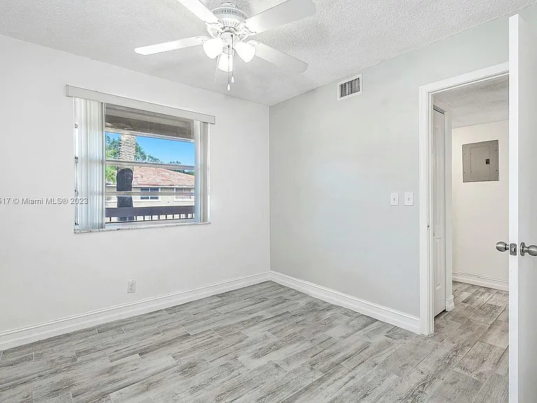 911 Twin Lakes Dr #3-N — Photo 26