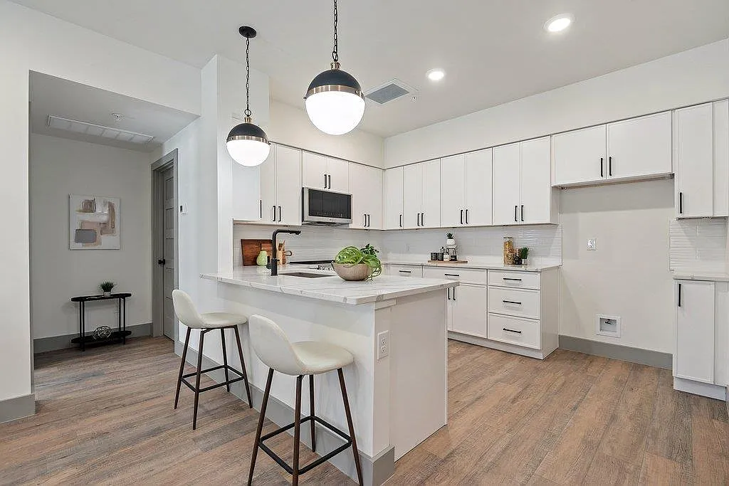 1 bed, 1.0 bath, 749 sqft, $1,940 — Photo 3