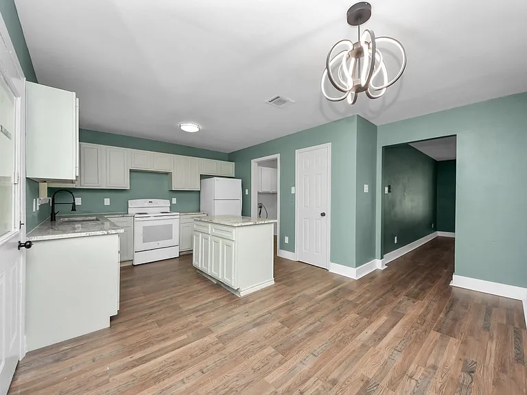 608 Trinity Ln — Photo 16