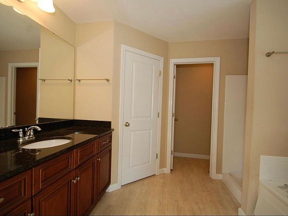 2nd image of 4-18 Cabernet Dr #4
