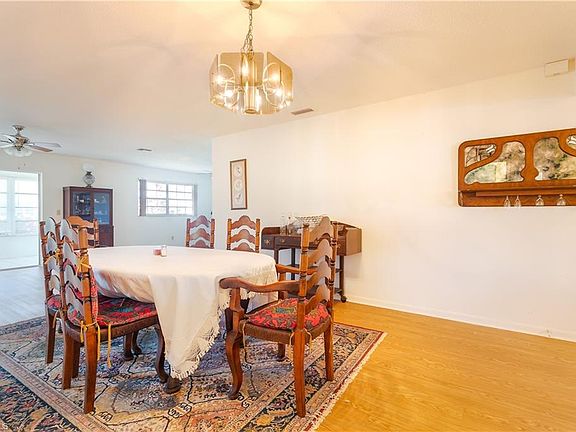 4th image of 7012 Cedarhurst Dr