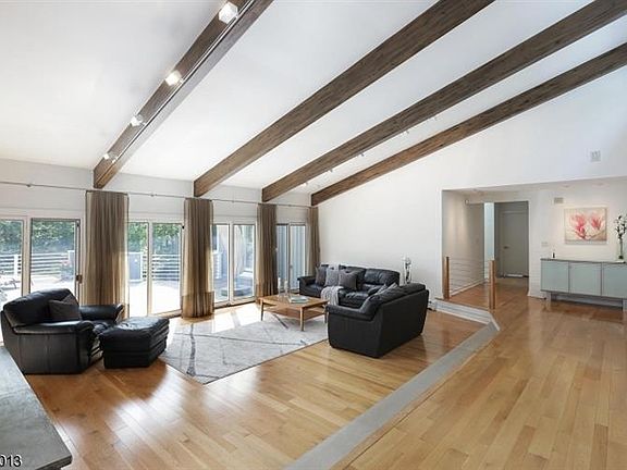 3rd image of 22 Canterbury Ln
