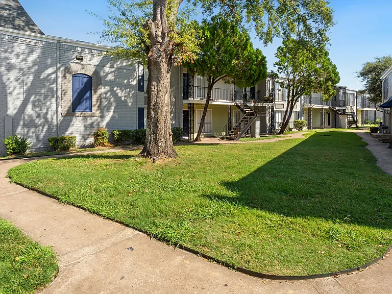 Town Park Apartments — Photo 18