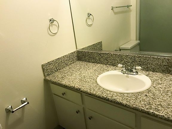 bathroom (2bd apt)