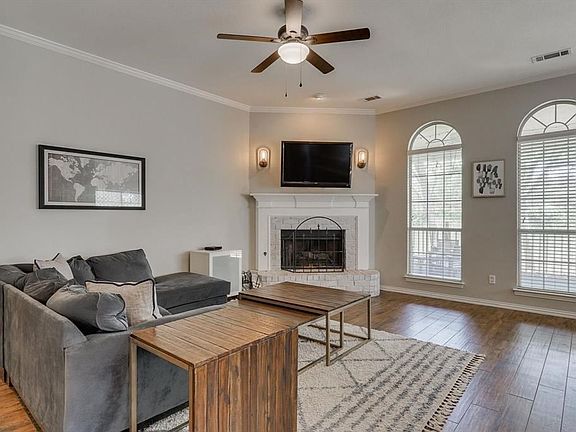 2nd image of 1829 Parkwood Dr