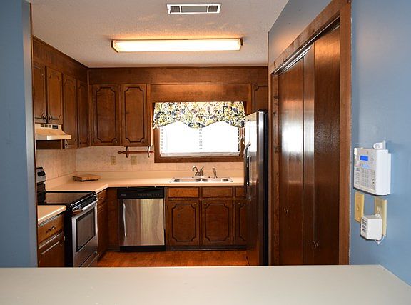 4th image of 325 Rock Knoll Dr